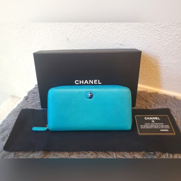 Chanel Bicolor Coco button CC logo Caviar zip around wallet - Picture 1 of 17